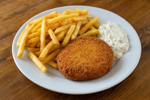 Smažený hermelín, hranolky